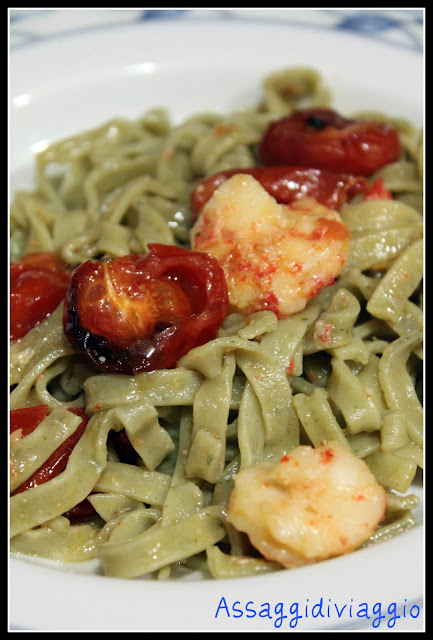 Tagliatelle verdi al pesto con gamberi e pomodori confit