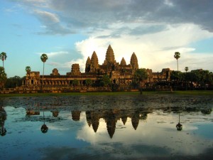 2. Angkor Wat atau Angkor Vat.