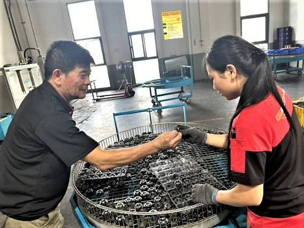 ▲楊技師教導新人齒輪修邊的祕訣。（中彰投分署提供）