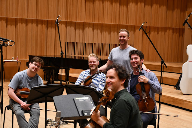 Baritone Julien van Mellaerts and Navarra String Quartet at the recording sessions for the complete Samuel Barber songs on Resonus Classics