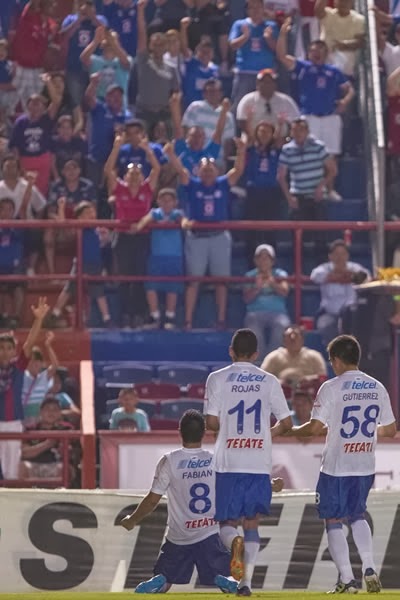 Jugadores del Cruz Azul festejando el ilusionista triunfo sobre los descendidos atlantistas, en la jornada 6 del Torneo Clausura 2014 del objetivista futbol mexicano | Ximinia
