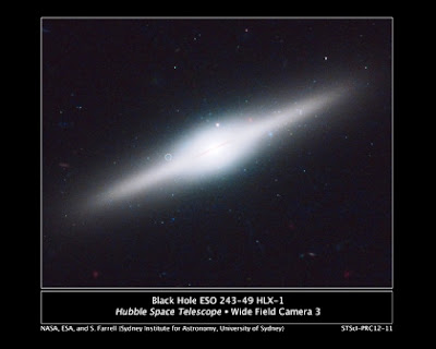 NASA: Hubble descubre una reliquia. Agujero negro intermedio rodeado de cúmulo de estrellas azules.