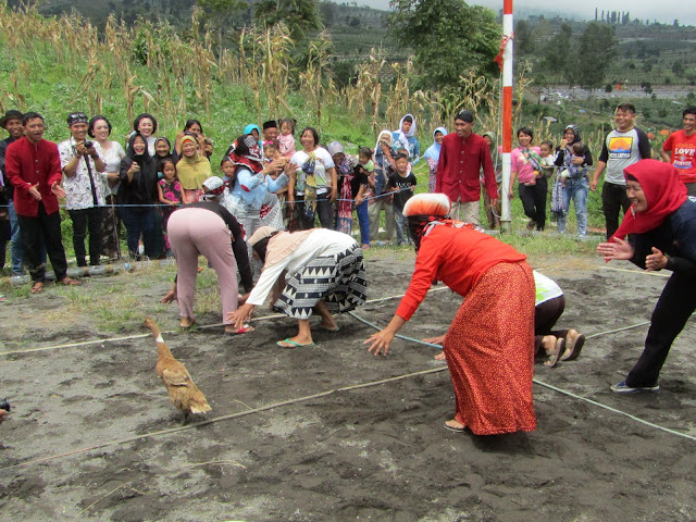 Kedua anak itu lasung dipersilahkan duduk di atas kain putih yang didalamnya ada ketan atau jadah.  Setelah itu sesepuh desa memberikan sambutan dan doa. Setelah itu baru lah ritual cukur rambut gombak di lakukan. Untuk penghormatan kepada tamu penting dan sesepuh desa, semuanya bergiliran merasakan mencukur rambut Gombak. Pak lurah, Pak Bupati dan beberapa tamu lainnya dipersilahkan satu-satu.