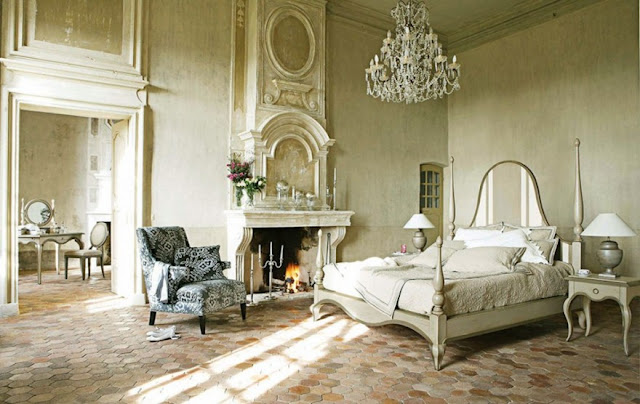 Класичний французький дизайн спальні з каміном
