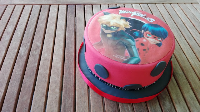 Tarta decorada amb motius de Lady Bug i Cat Noir