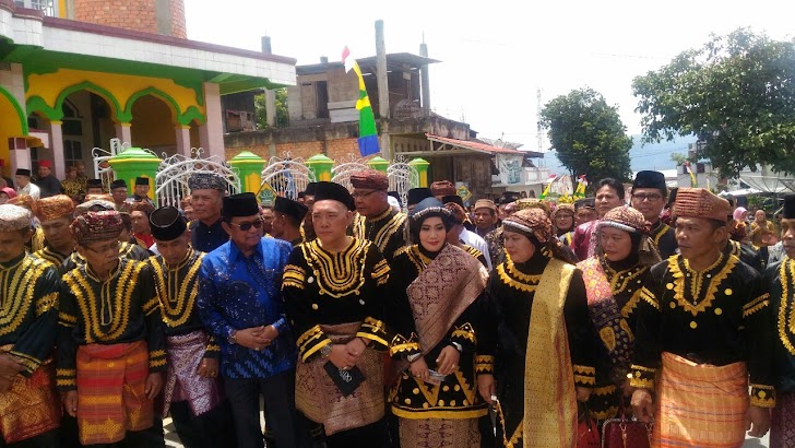 Dinilai Berjasa Dalam Pembangunan pada Masyarakat Lima Desa Jujun, H Tafyani Kasim Diberi Gelar Depati Rajo Alam Kerinci  