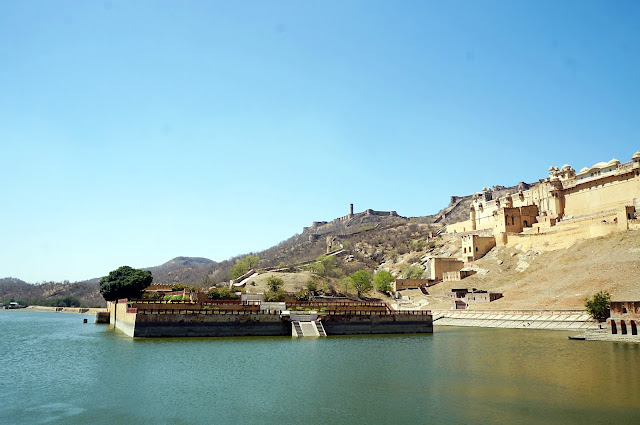 Danau di depan Amber Fort