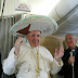 Papa Francisco platica con periodistas en el avión