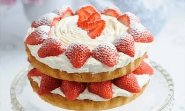 Classic strawberry cake