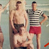 4 amis posent sur une plage avant la guerre. 50 ans plus tard, on en a les larmes aux yeux