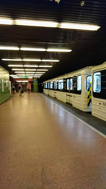 01-budapest-underground-platform-vienna-2-day-itinerary