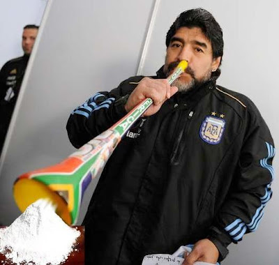 Maradona utilizando su VUVUZELA