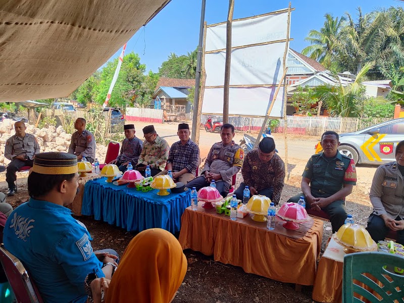 KAPOLSEK BONTOTIRO BERSAMA ANGGOTA HADIRI PELETAKAN BATU PERTAMA PEMBANGUNAN MASJID AL-IKHLAS DUSUN PAULAMBUSU DESA TAMALANREA