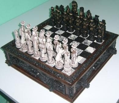 Foto de ajedrez antiguo de españoles e indios
