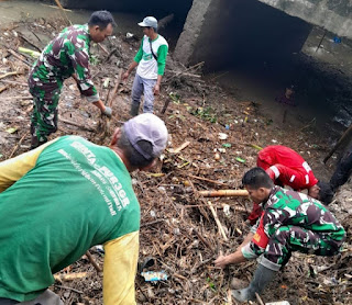 Sinergitas Koramil Marioriawa Kodim Soppeng Bersama Warga Desa Laringgi Gelar Gotong Royong Bersihkan Sampah di Aliran Sungai