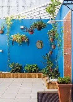 Ter um muro decorado é uma ótima forma para suavizar o campo visual do quintal e deixar o ambiente externo mais aconchegante.
