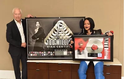 RIHANNA MAKES HISTORY AS FIRST SINGER WITH RIAA 100M SONG AWARDS