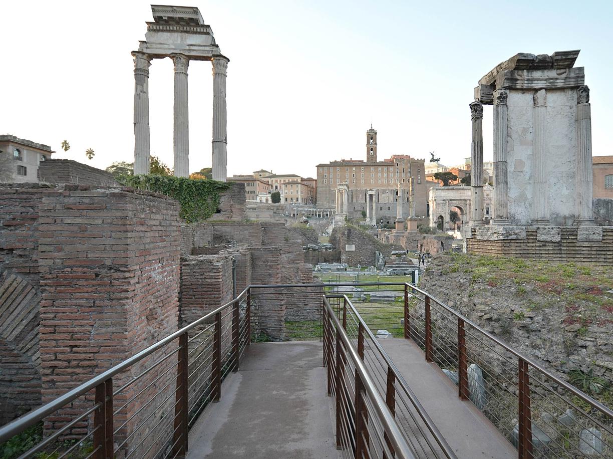 Italy: Turkish student convicted for carving name on ancient Roman column