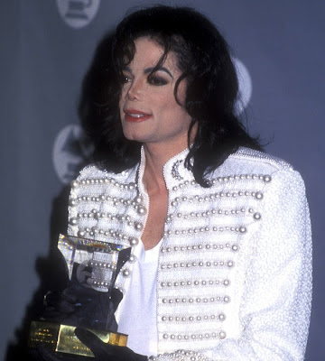 Michael Jackson menghardiri award year to the 35th Grammy Awards at the Shrine Auditorium in Los Angeles, California. (Photo: Barry King / WireImage)