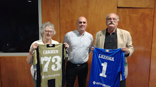 El presidente del Barakaldo CF entrega camisetas del centenario a dos familiares de niños de la guerra