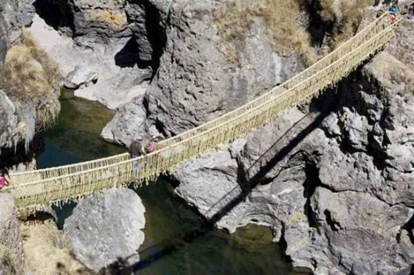 Jambatan gantung dibuat dari Rumput Qoya di Chile 