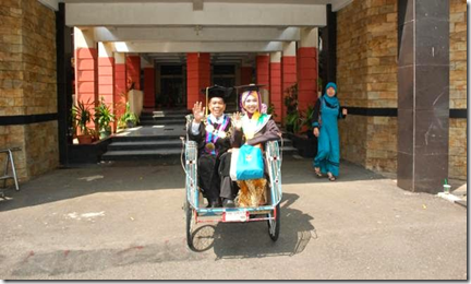 Anak Tukang Beca Menjadi Wisudawan Terbaik09