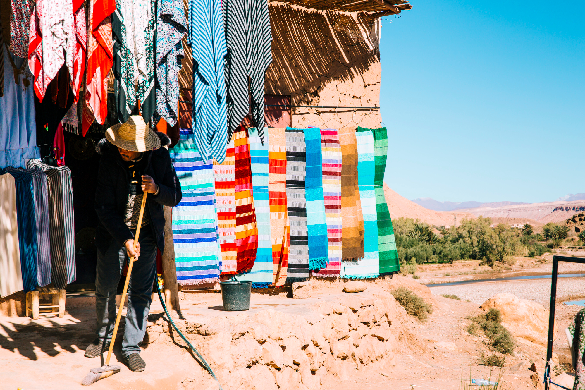 Découvrez l'évolution fascinante de la langue marocaine, du darija aux influences étrangères. Plongez dans l'histoire linguistique du Maroc.