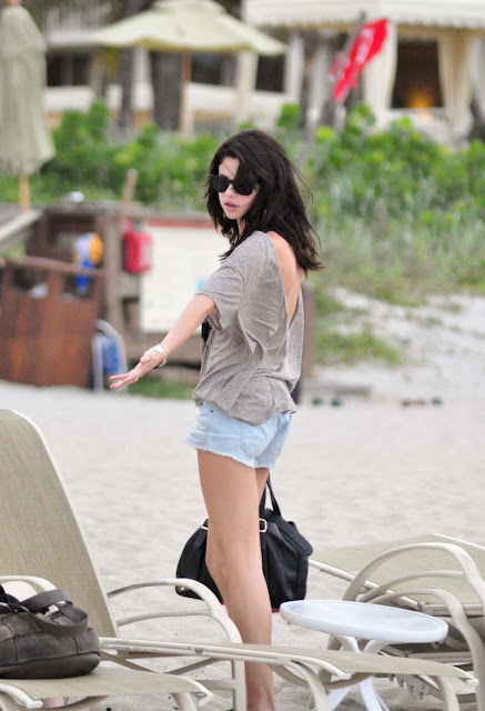 Selena Gomez – Leggy Candids in Palm Beach 