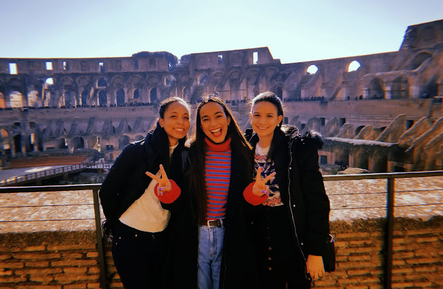 tres mejores amigas sonrientes en el coliseo romano