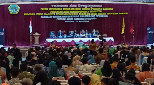 Untag Semarang Fakultas Hukum Lepas Wisudawan Tahun 2023-2024
