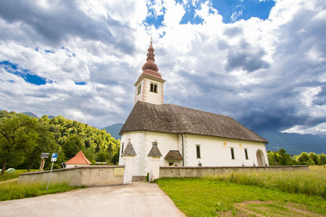Cappella di Bitnje-Cerkev Marijinega vnebozetja tra il lago di Bled e il lago di Bohinj-Slovenia