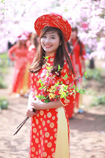 Girl xinh mặc áo dài thướt tha đón tết