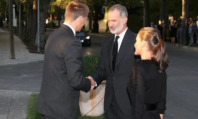 King Felipe and Queen Letizia visited the residence of UK ambassador in Madrid. She wore a black top and skirt