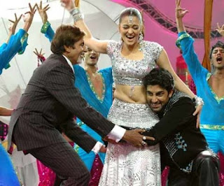 Aishwarya Rai Navel While Dancing With Hubby and Amitabh Bachchan