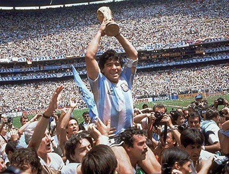 Diego Maradona com a taça da copa do mundo 1986