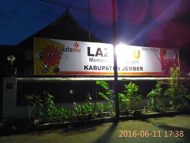 Suasana kantor Lazismu Jember dimalam hari