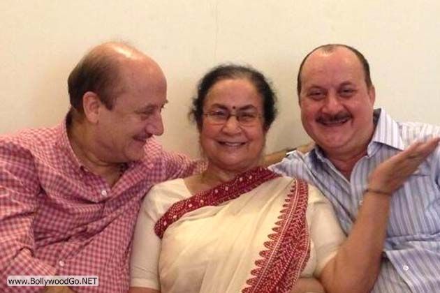 Anupam+Kher+posted+this+candid+picture+of+his+with+his+mother+and+younger+brother,+actor+Raju+Kher