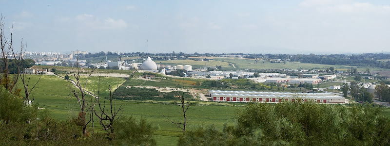 Vista desde la cima: la azucarera y el polígono industrial de El Portal