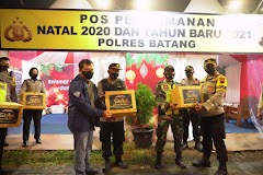 Kapolda Didampingi Kapolres Batang Memberikan Tali Asih Untuk Petugas Pos Pengamanan