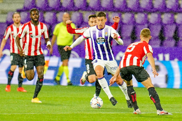 Bajo la intensa lluvia, Rubén Alcaraz profundiza con Muniain, Iñaki Williams, Unai López y Yeray tras él. REAL VALLADOLID C. F. 2 ATHLETIC CLUB DE BILBAO 1. 08/11/2020. Campeonato de Liga de 1ª División, jornada 9. Valladolid, estadio José Zorrilla.