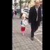 Só um chinês levando seu cachorro para a escola