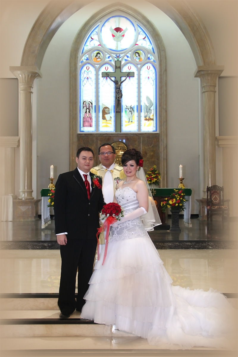 Fajar Evelyn Di Depan Altar Gereja Fotografer Surabaya Wedding