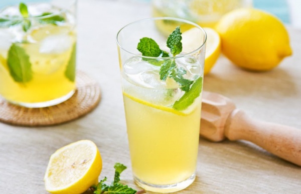 Lemon juice for slimming and cleansing the body of toxins