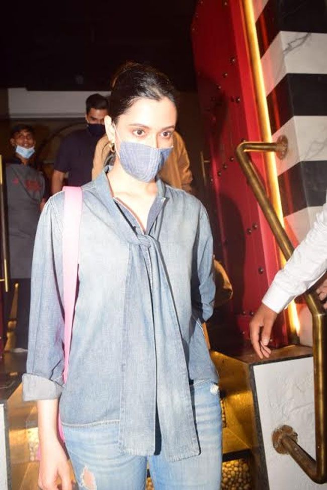 Actors Spot: Deepika Padukone Spotted At Tori In Bandra