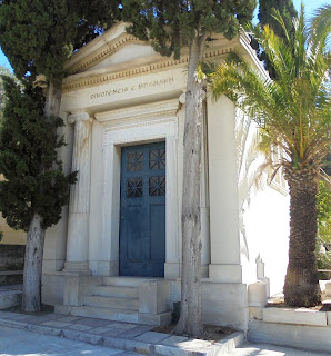 το ταφικό μνημείο του Οίκου Μπενάκη στο Α΄ Νεκροταφείο των Αθηνών