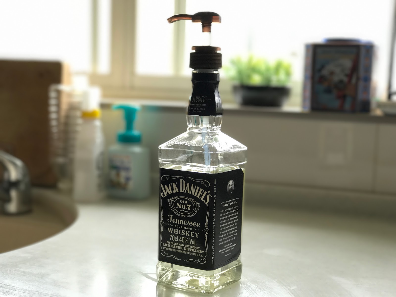 ジャックダニエルズの空ビンをおしゃれな食器用洗剤ボトルにdiy いろいろぐ Various Good