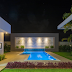 Piscina com cascata de parede com revestimento 3D e iluminação wall washing!