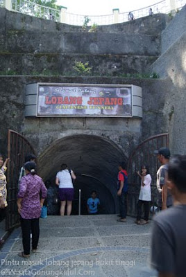 gerbang utama gua atau lobang jepang bukit tinggi