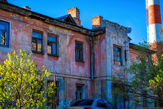 Старый, пошарпанный жилой дом