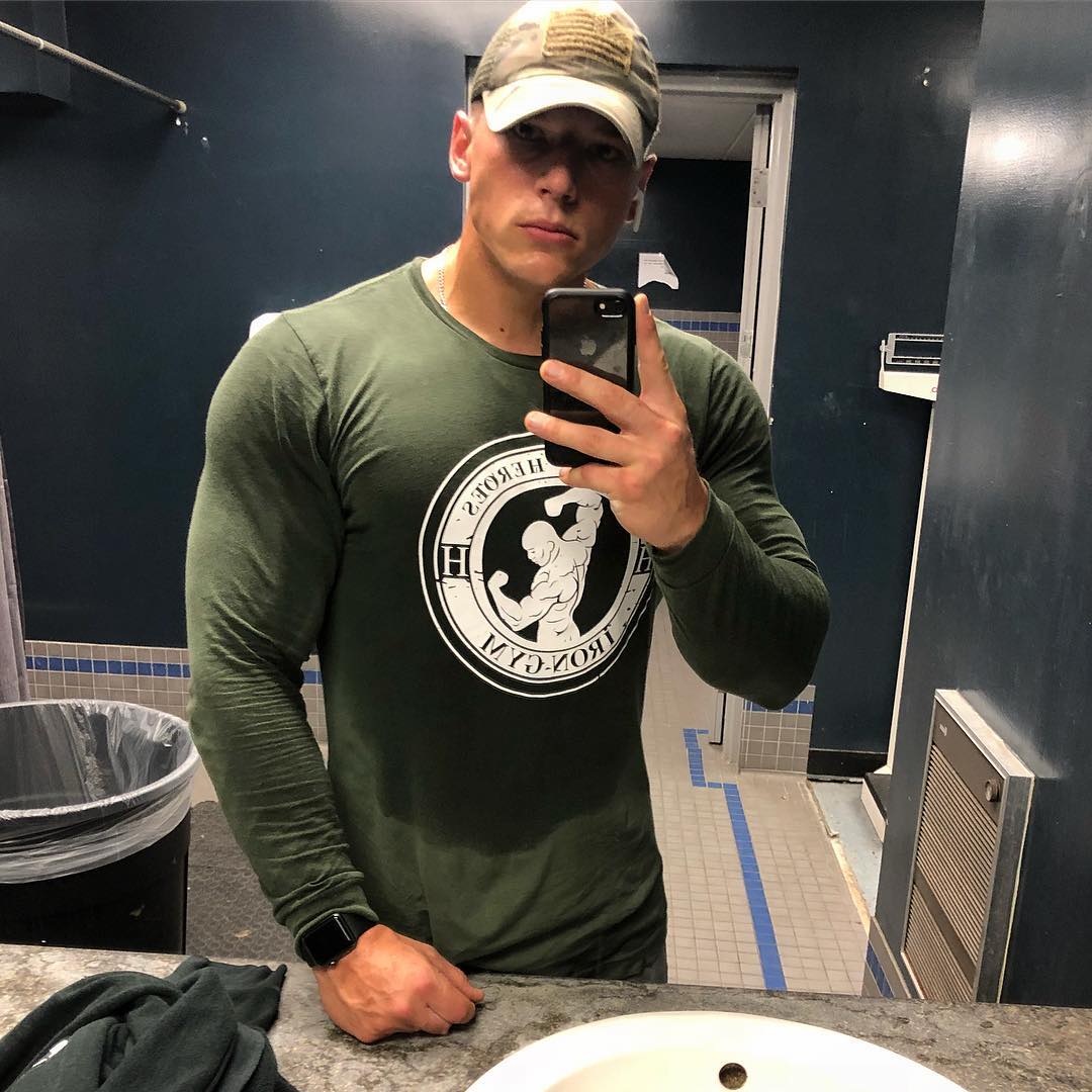 strong-masculine-gym-bro-trevor-lee-bathroom-selfie